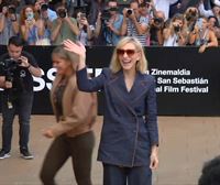 Numeroso público arropa a Cate Blanchett a su llegada a San Sebastián