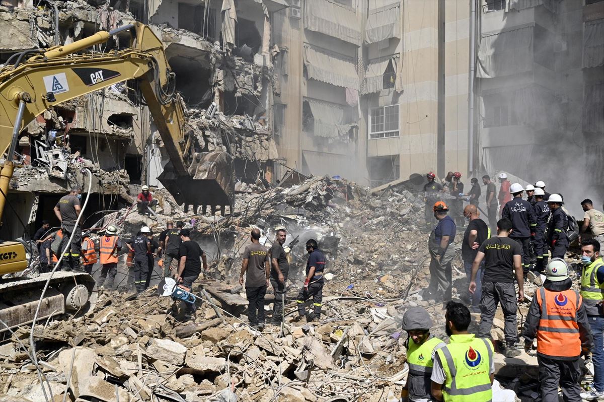 Trabajos de rescate entre escombros, en Beirut, Líbano. Foto: EFE