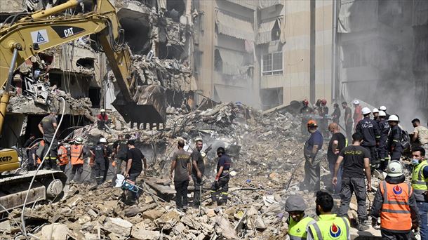 Trabajos de rescate entre escombros, en Beirut, Líbano. Foto: EFE