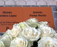 El Ayuntamiento de Donostia coloca dos placas en memoria de Antonio Pastor y Moisés Cordero, víctimas de ETA