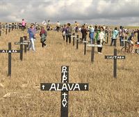 Clavan 411 cruces para escenificar la muerte de la Araba rural por los macroproyectos fotovoltaicos