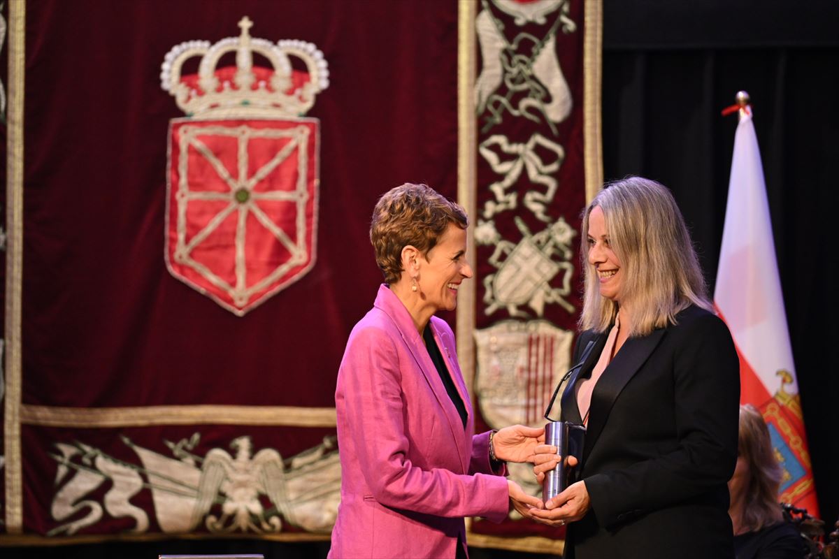 María Chivite entrega el premio a Raquel Martí, de UNRWA. Foto: Gobierno de Navarra
