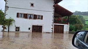 Las intensas lluvias de este sábado por la tarde dejan inundaciones en la localidad de Auza en Ultzama