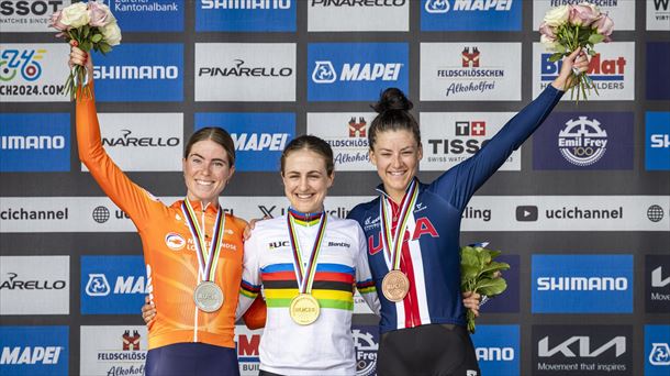 Grace Brown, Demi Vollering y Chloe Dygert en el podium. Foto: EFE