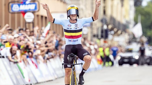 Remco Evenepoel al cruza la línea de meta. EFE