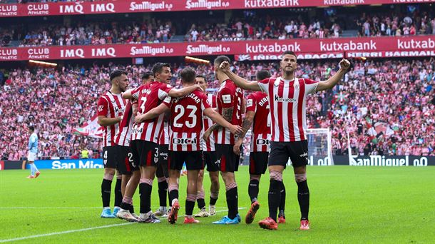 Jugadores del Athletic celebrando un gol de Guruzeta. Foto: EFE