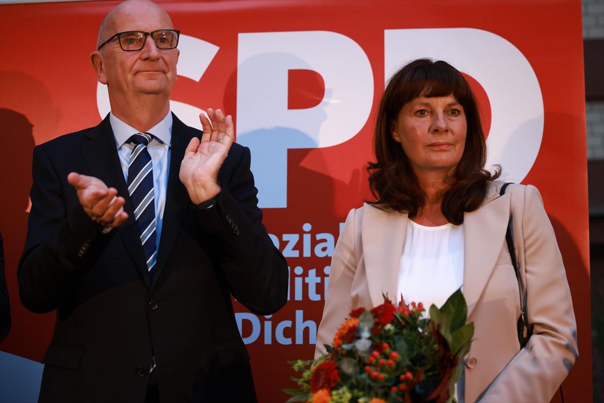 Dietmar Woidke, líder de PSD en Brandemburgo y su esposa celebran los resultados. Foto: EFE