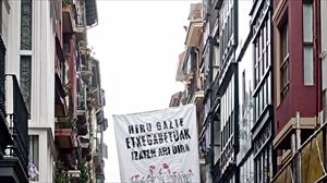 Una persona detenida durante una protesta contra el desahucio de una vivienda en Bilbao