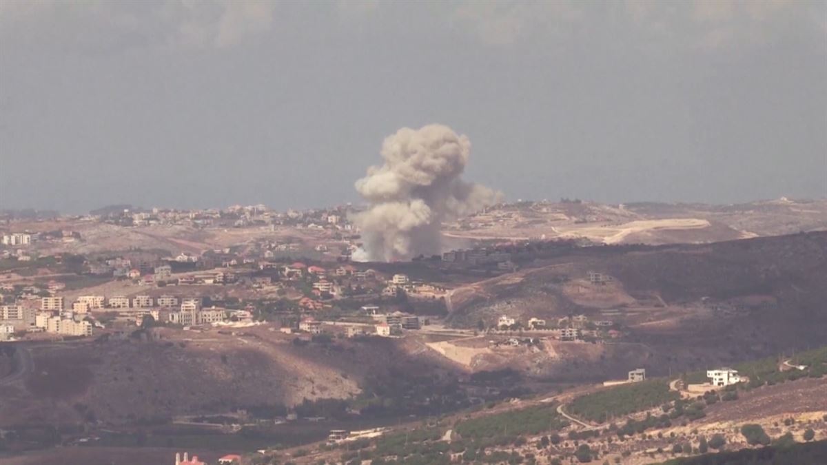 Humo procedente de los ataques aéreos de Israel contra Marjaayoun (sur de Líbano). 