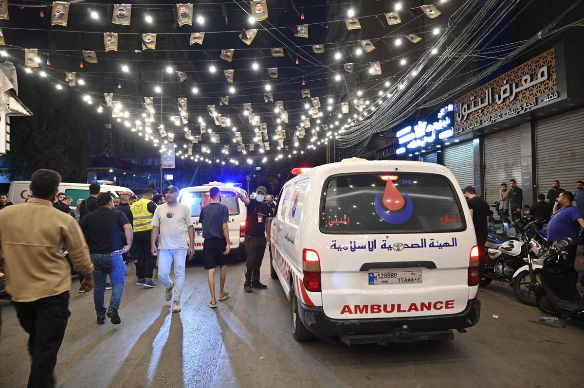 Ambulancias hoy en Beirut tras el ataque israelí. Foto: EFE