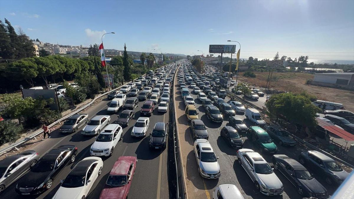 Libaneses huyen del sur del Líbano hacia Sidón y Beirut, por la carretera Zahrani-Nabatieh. EFE