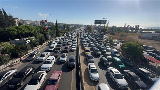 Libaneses huyen del sur del Líbano hacia Sidón y Beirut, por la carretera Zahrani-Nabatieh. EFE