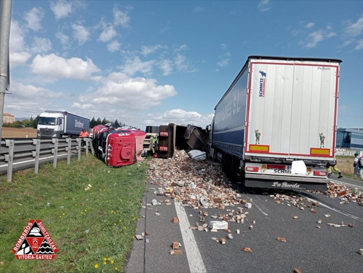 El camión accidentado cortando la carretera.