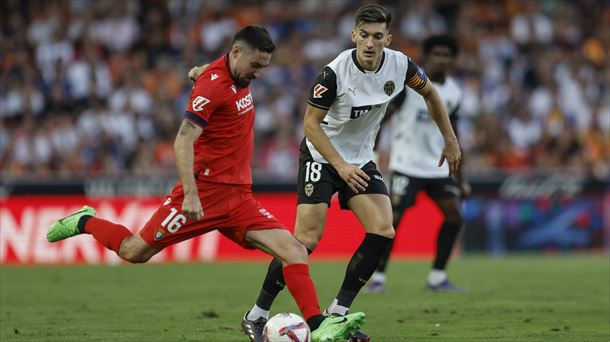 Moi Gómez busca el pase, ante Pepelu, en una acción de ataque de Osasuna. Foto: EFE. 