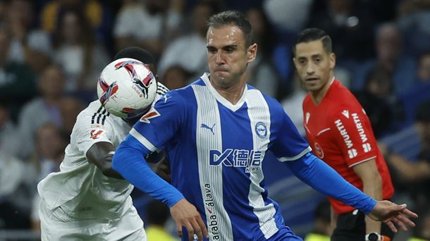 Kike García ha marcado el segundo gol del Alavés, en una gran acción. Foto: EFE. 