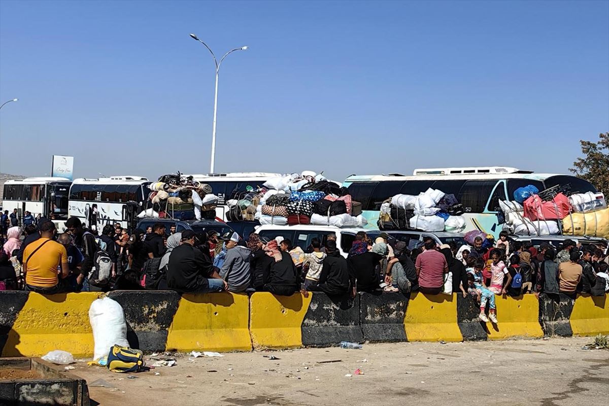 Desplazados libaneses que huyen de los bombardeos esperan en la frontera con Siria. Foto: EFE