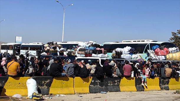 Desplazados libaneses que huyen de los bombardeos esperan en la frontera con Siria. Foto: EFE