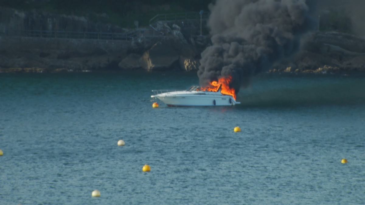 El barco en llamas. Imagen obtenida de un vídeo de EITB Media.