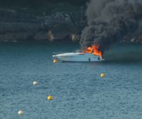 Rescatan en la bahía de La Concha a los dos tripulantes de un barco recreativo en llamas