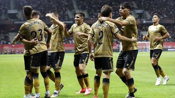 Los jugadores de la Real festejan el gran gol de Barrene. Foto: EFE. 