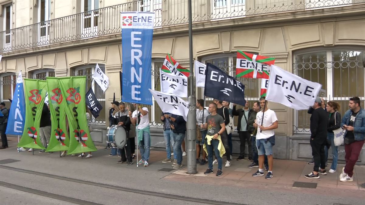 Ertzainas frente al Parlamento. 