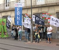 Los sindicatos de la Ertzaintza ErNE, Esan y Sipe protestan ante el Parlamento Vasco