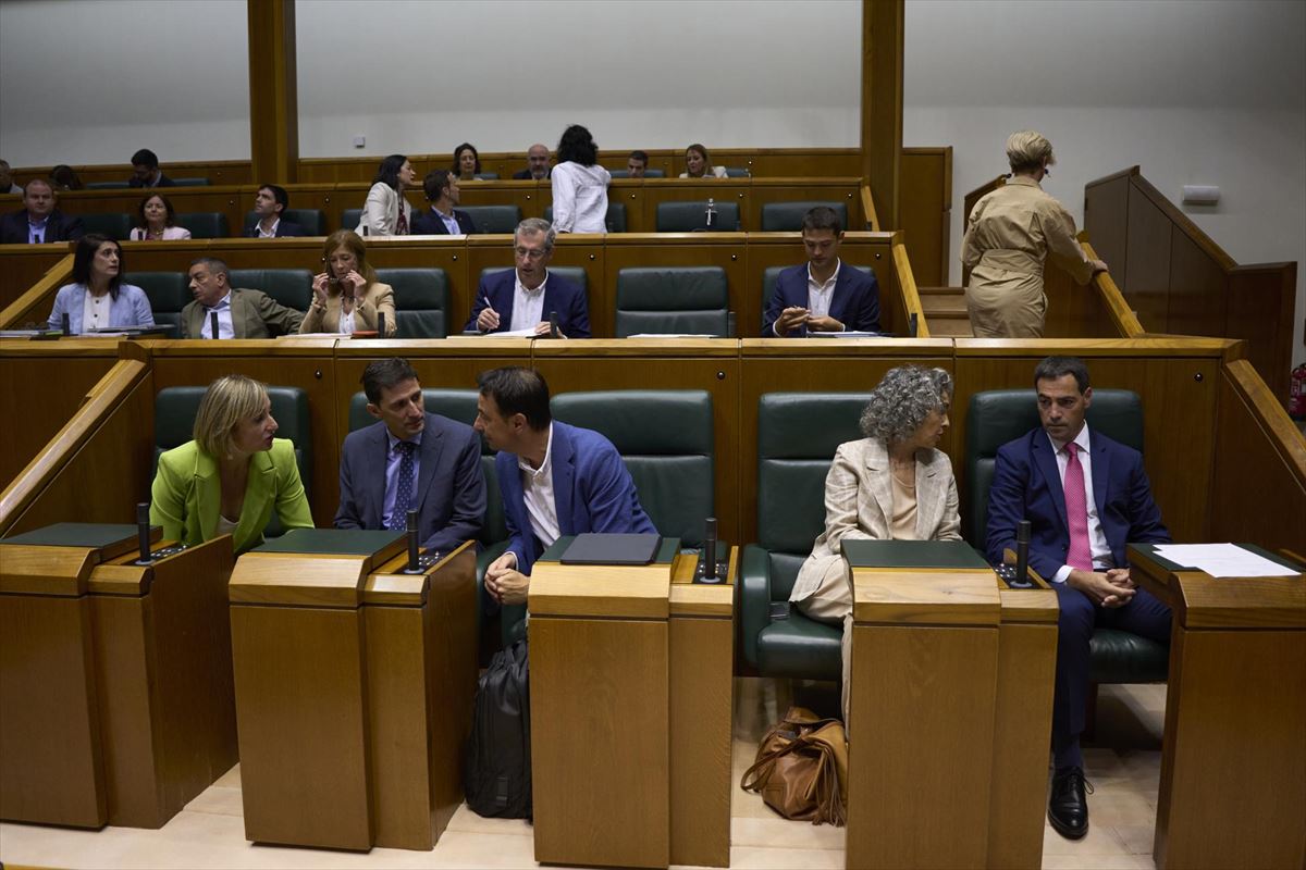 Miembros del Gobierno Vasco junto al lehendakari Pradales, hoy, en el Parlamento Vasco