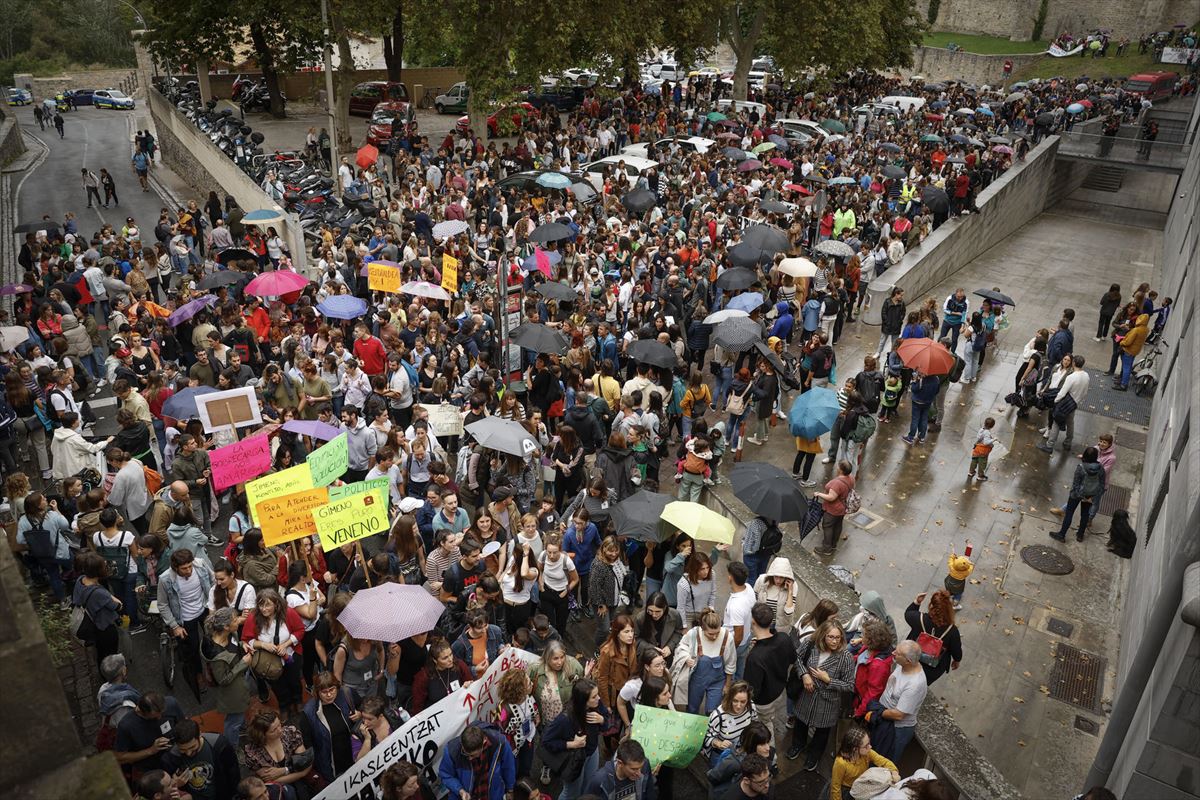 Concentración frente a la sede del Departamento de Educación. EFE. 