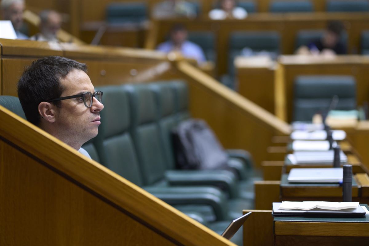 Pello Otxandiano, en el Parlamento Vasco