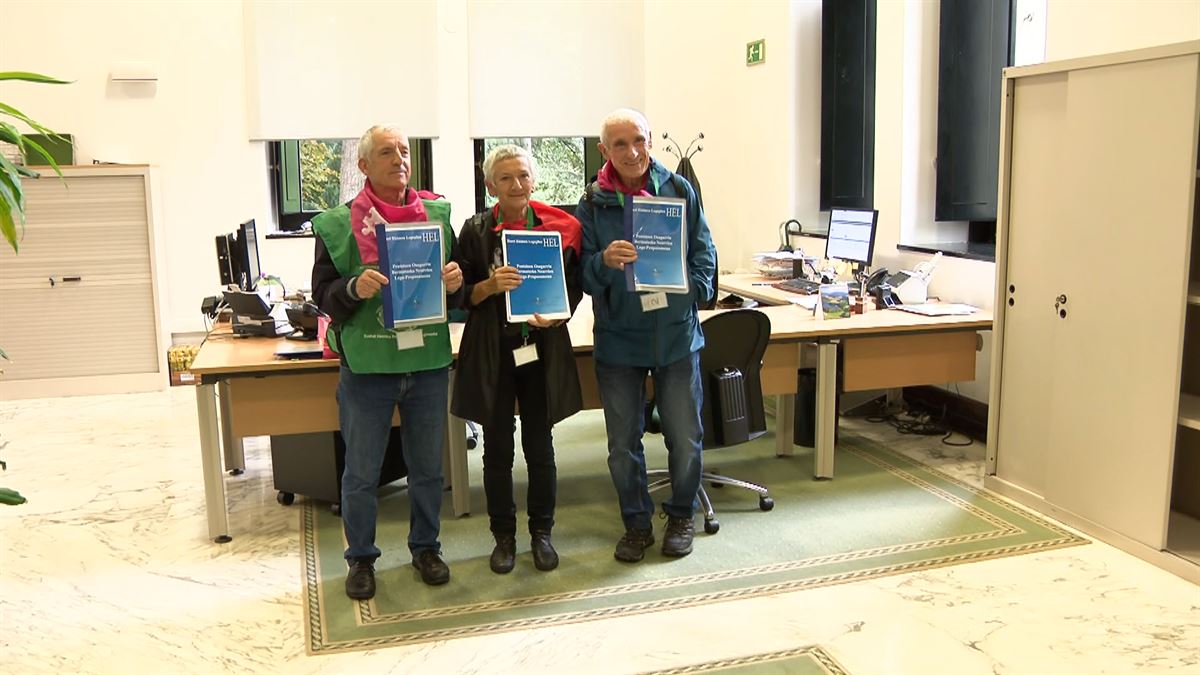 Pensionistas presentando la ILP. EITB. 