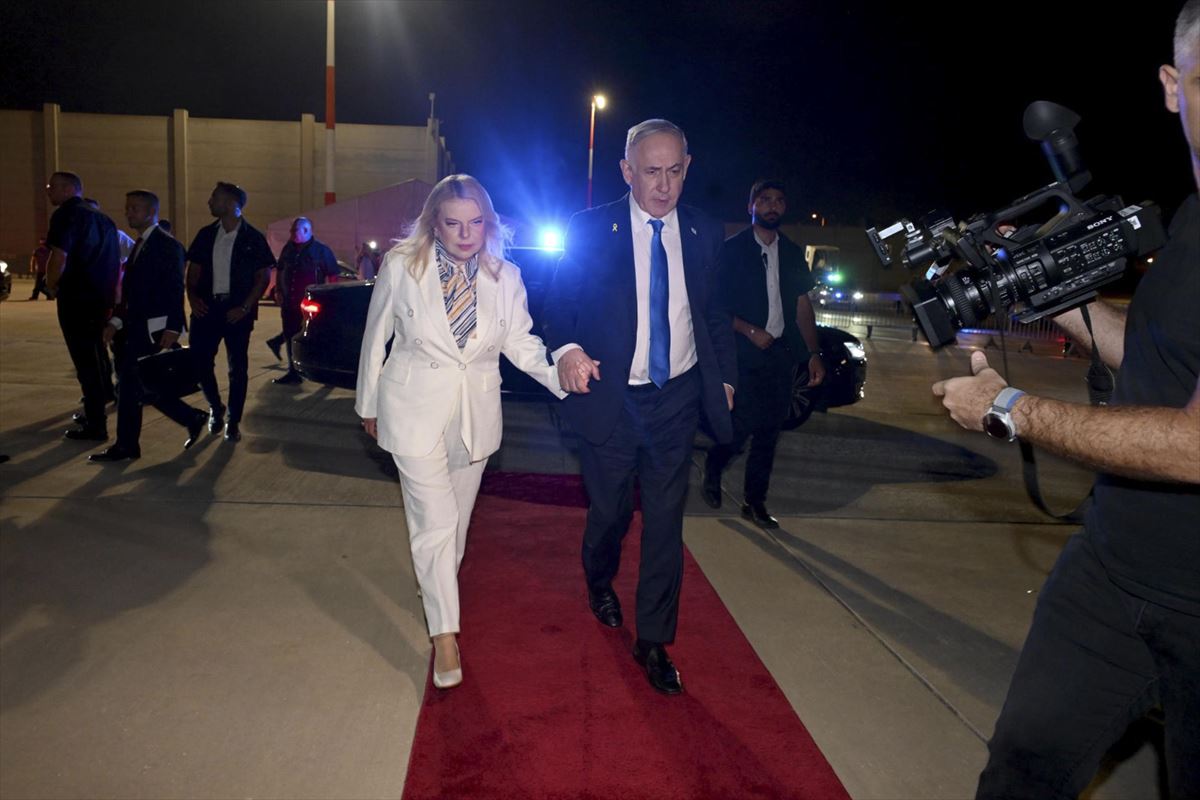 El primer ministro de Israel, Benjamin Netanyahu, con su mujer camino a Nueva York. Foto: EFE