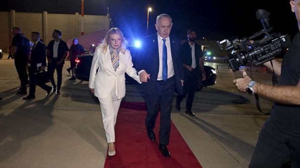 El primer ministro de Israel, Benjamin Netanyahu, con su mujer camino a Nueva York. Foto: EFE