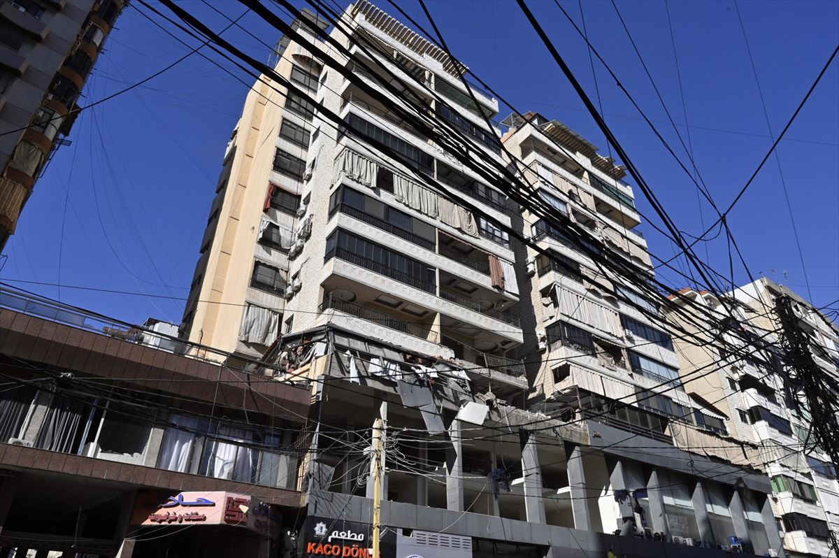 Un edificio bombardeado este jueves por Israel en Beirut (Líbano). Foto: EFE