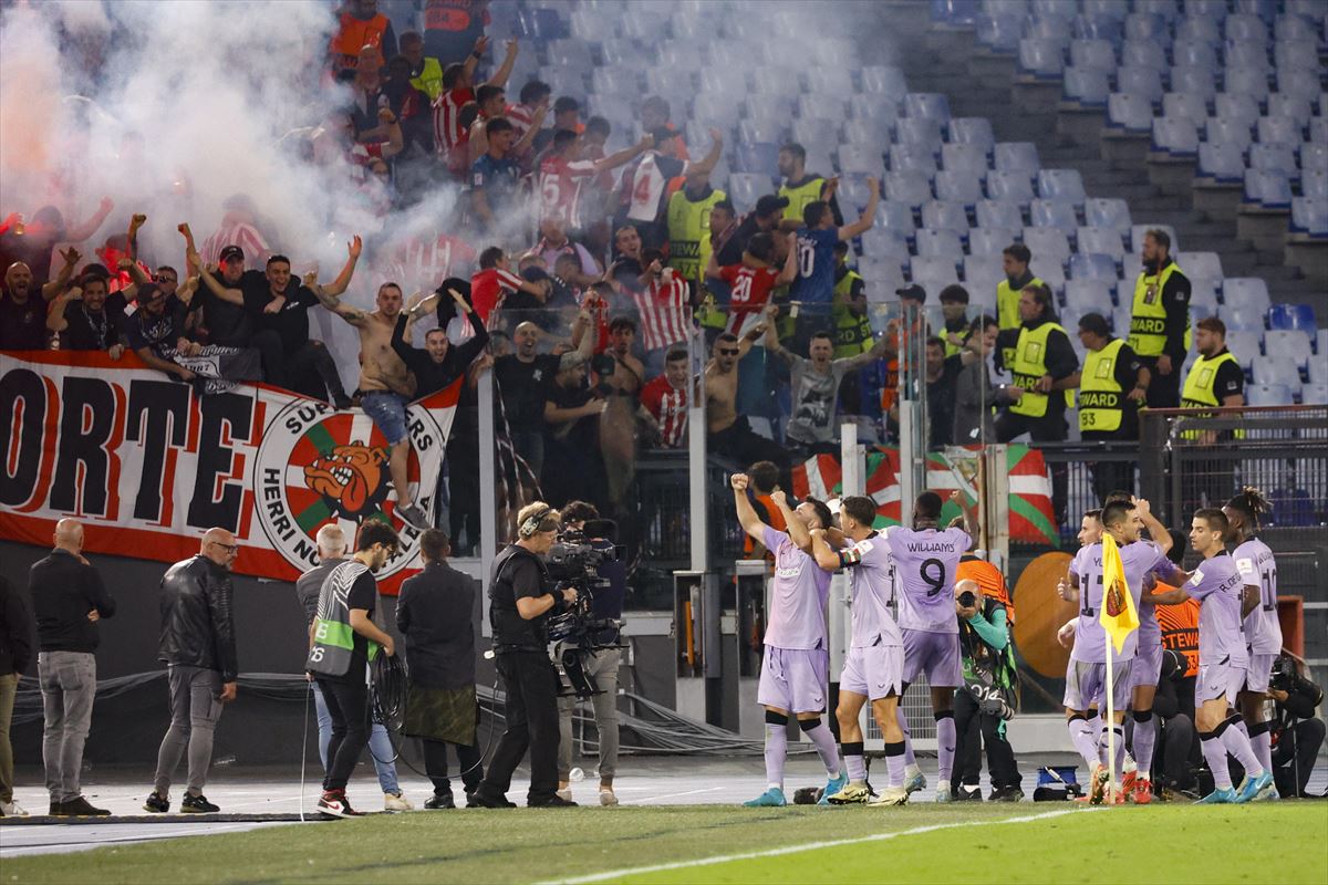 Los jugadores del Athletic celebran junto a sus aficionados el gol marcado en Roma