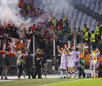 El Athletic condena el lanzamiento de bengalas de un sector de sus seguidores en el campo de la Roma