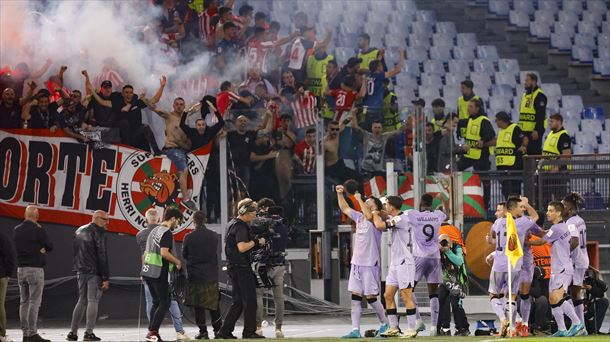 Los jugadores del Athletic celebran junto a sus aficionados el gol marcado en Roma