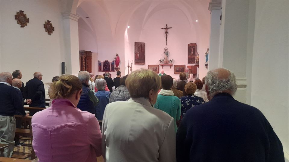 Misa en homenaje a los vecinos y vecinas fallecidos en 2024 del municipio  en la iglesia parroquial de Pobes.
