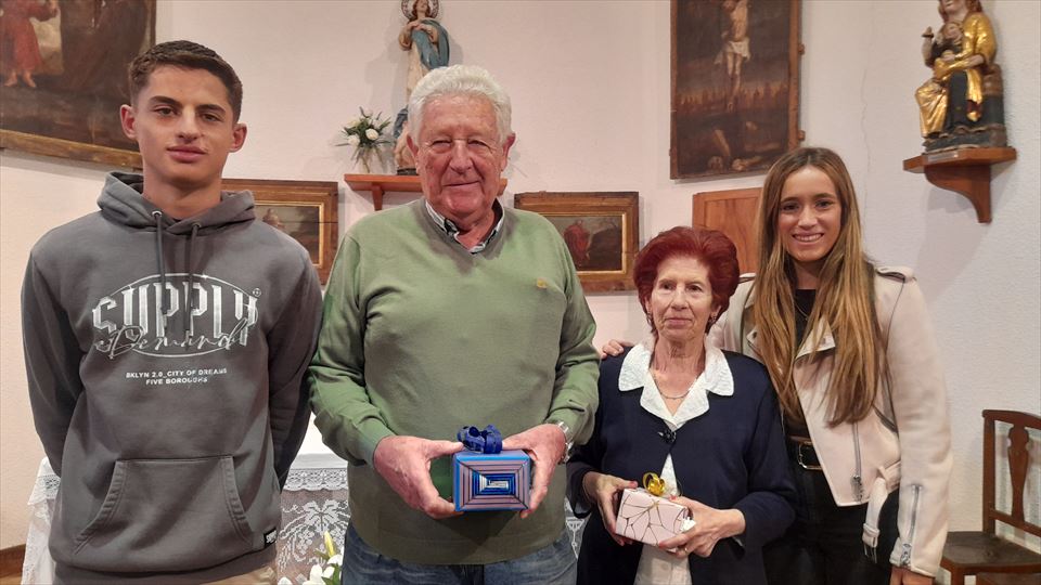 Pareja homenajeada en 2024: José Antonio Ortiz de Urtaran y Patro González, junto a sus nietos Mikel y Berta, de Anúcita