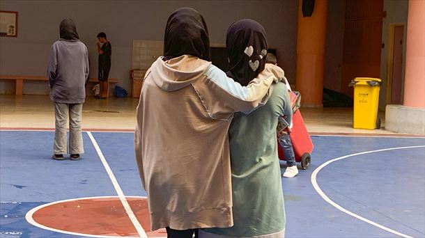 Dos mujeres en una escuela habilitada para desplazados en Libano. EFE. 