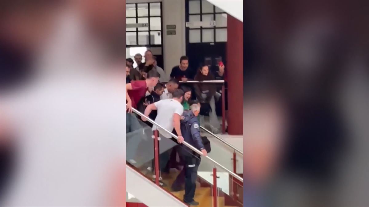 El profesor abandona el aula. Imagen obtenida de un vídeo de EITB Media.