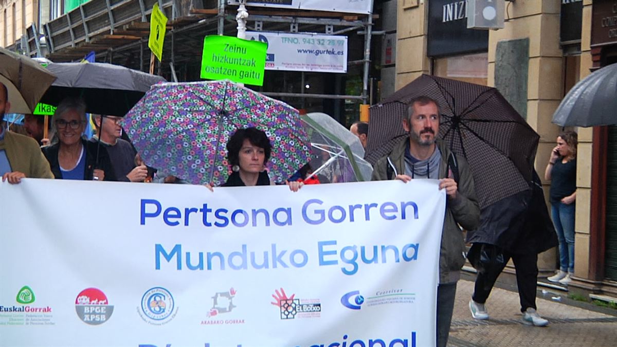 Pertsona gorren eskubideak sendotzea eskatu dute Donostiako kaleetan