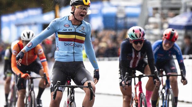 La ciclista Lotte Kopecky, celebrando la victoria. Foto: EFE