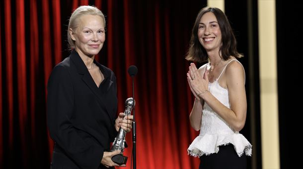 Pamela Anderson y Gia Coppola, durante la gala. Foto: Efe. 