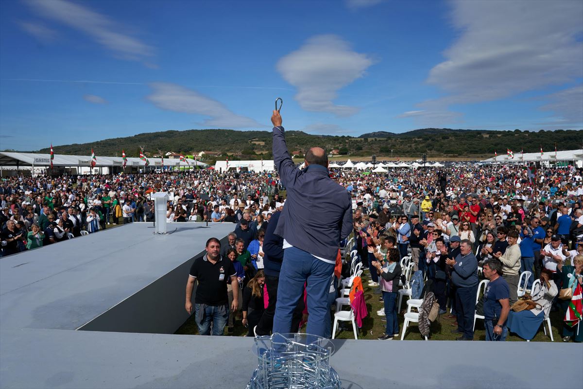 Ortuzar, de espaldas, durante la celebración del Alderdi Eguna en septiembre. 