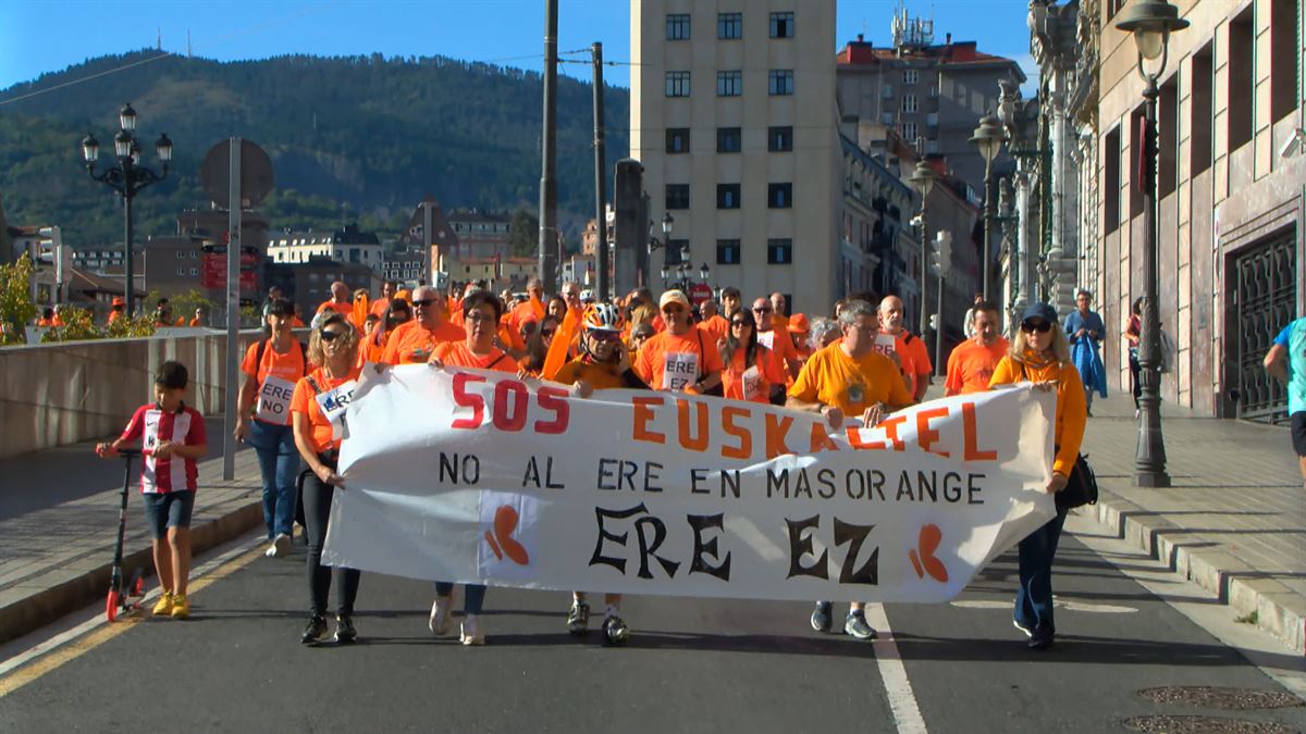 Bilboko kaleak zeharkatu dituzte Euskalteleko langileek MasOrangek iragarritako kaleratzeen kontra