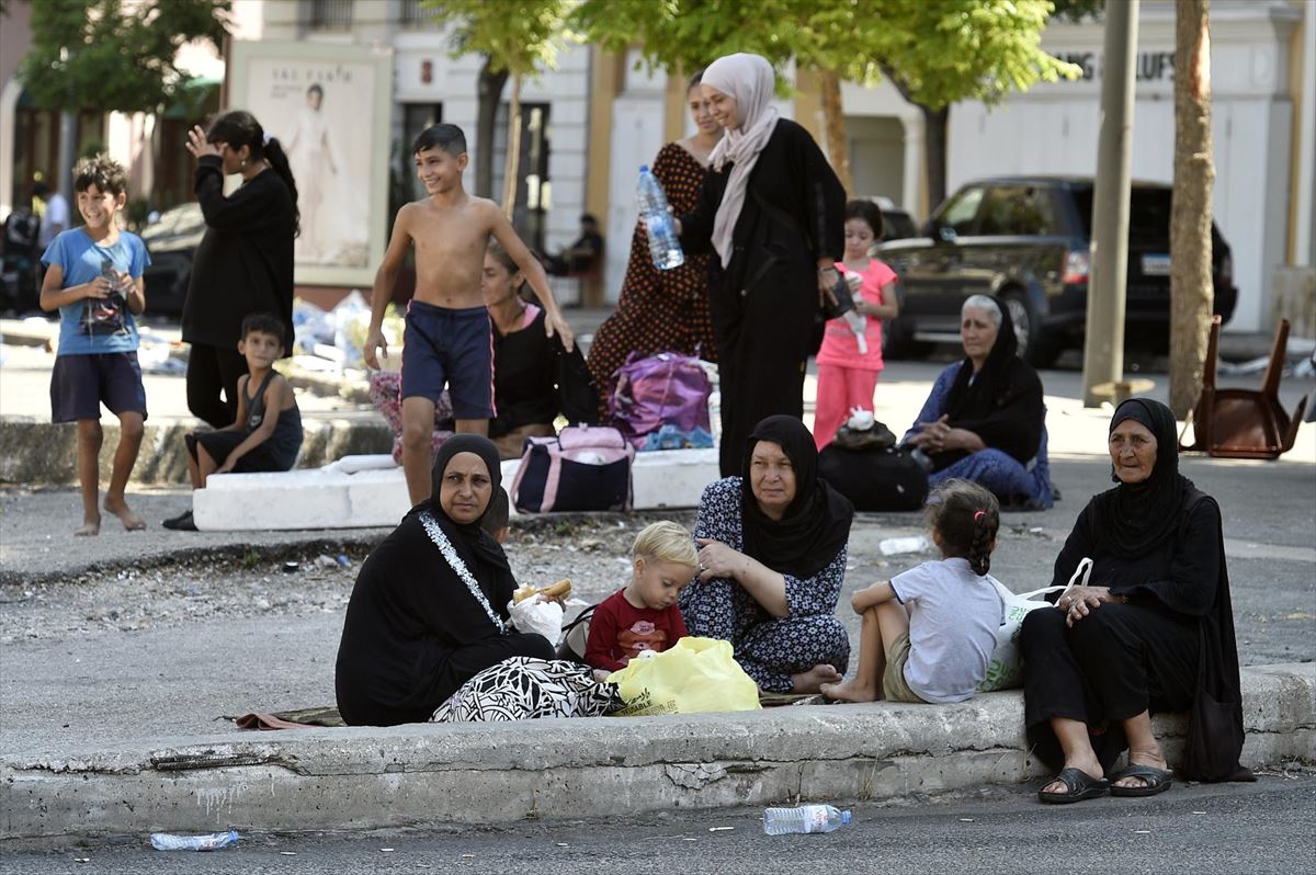 Varias mujeres y niños que han tenido que dejar sus casas, en Beirut. Foto: EFE