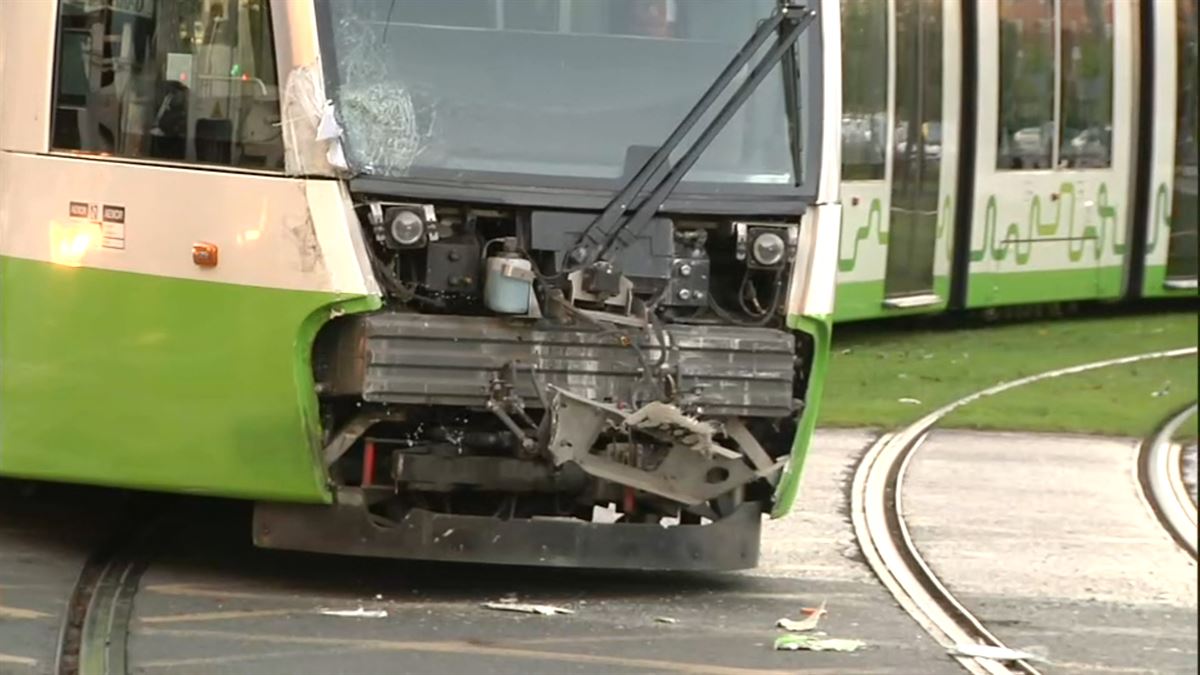 El tranvía y un autobús eléctrico colisionan en Vitoria-Gasteiz