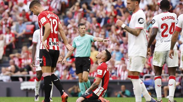 Berenguer se lamenta tras fallar una ocasión de gol. Foto: EFE