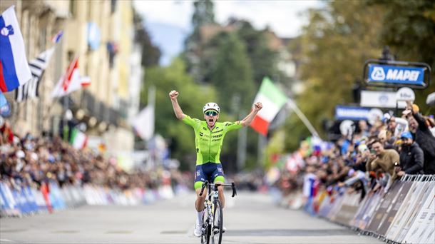 Tadej Pogacar, entrando solo en la línea de meta. Foto: EFE