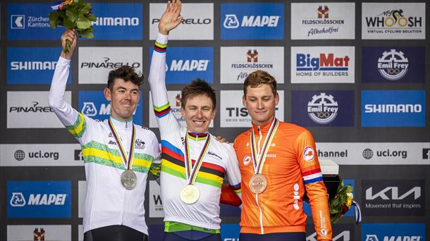 Tadej Pogacar, Ben O'Connor eta Mathieu van der Poel podiumean. EFE